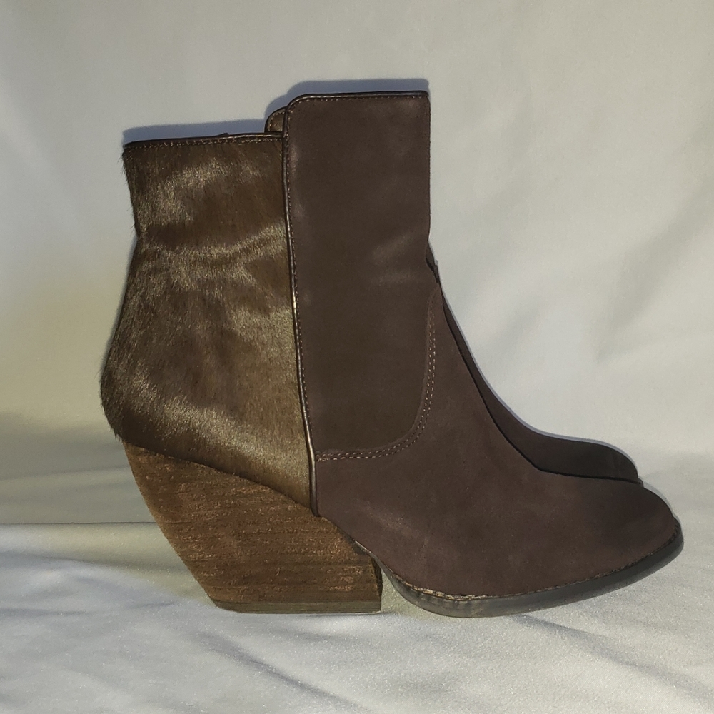 NWOT Very Volatil Dark Chocolate bootie